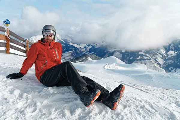 Snowboarder admirando a vista deslumbrante — Fotografia de Stock