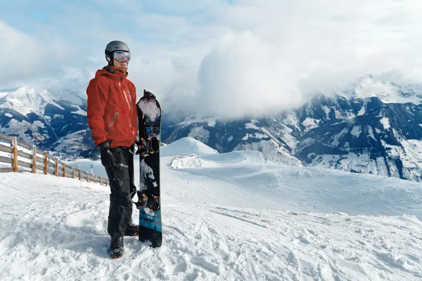 Snowboarder ammirando la vista mozzafiato — Foto Stock