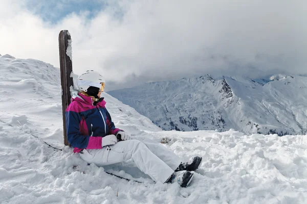 Junge Skirennläuferin bewundert die atemberaubende Aussicht — Stockfoto