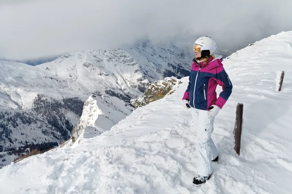 Jovem esquiadora admirando a vista deslumbrante — Fotografia de Stock