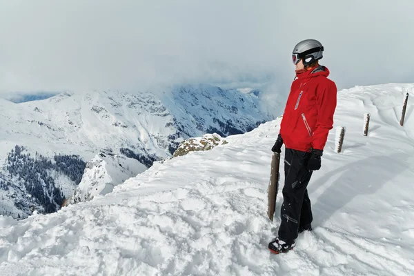 Snowboarder admirando a vista deslumbrante — Fotografia de Stock