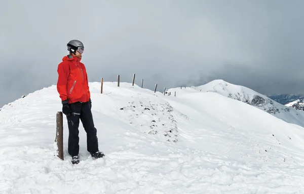 Snowboarder solitário admirando a vista — Fotografia de Stock