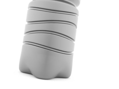 Beyaz zemin üzerine işlenmiş plastik şişe