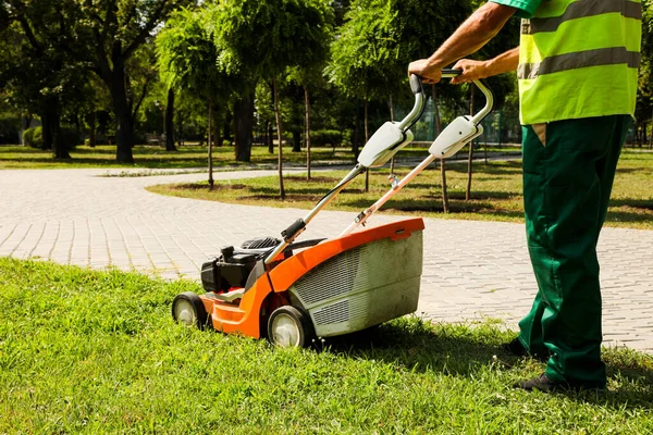 Ein Arbeiter Mäht Stadtpark Mit Einem Rasenmäher Das Gras — Stockfoto