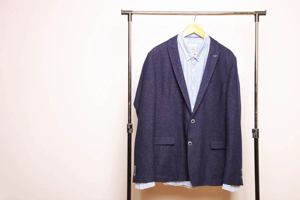 Класична Синя Куртка Сорочкою Вішалці Нейтральному Фоні — стокове фото