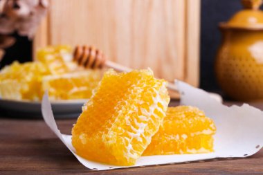 Kağıt üzerinde altın kesim bal peteği yakın plan.