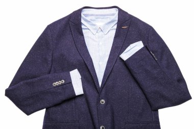 Beyaz gömlekli klasik mavi ceket..