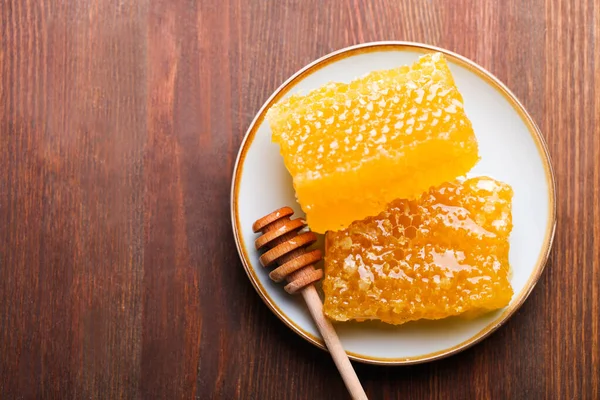 Panal Dorado Con Cuchara Madera Sobre Fondo Marrón —  Fotos de Stock