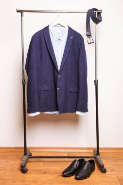 Klasik mavi ceket. Tarafsız bir arkaplanda ayakkabısı olan bir gömlek..