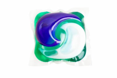 Beyaz arka planda izole edilmiş yıkama için çözünür jel kapsülü. Yıkama tozu yerine.