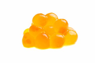 Beyaz zemin üzerinde izole edilmiş kırmızı somon balığı havyarı.