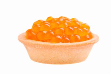 Beyaz arka planda izole edilmiş bir tartta kırmızı somon balığı havyarı..