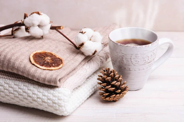 Warme Winterpullover Und Eine Tasse Heißen Tee Auf Weißem Holzgrund — Stockfoto