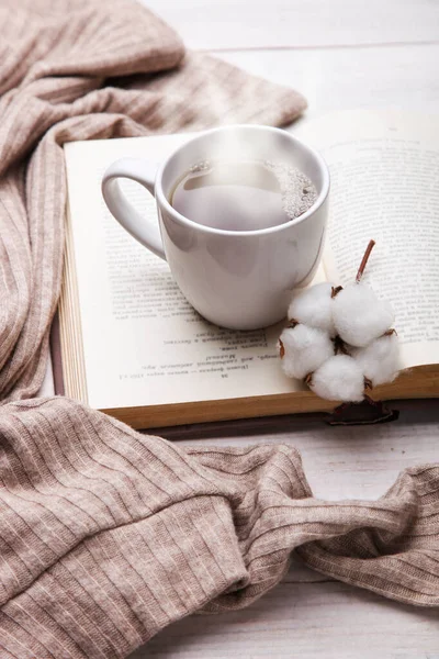 Tasse Heißen Tee Und Aufgeschlagenes Buch Auf Weißem Holzgrund — Stockfoto