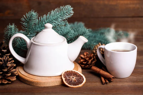 Tetera Taza Bebida Caliente Con Decoración Año Nuevo Sobre Fondo — Foto de Stock