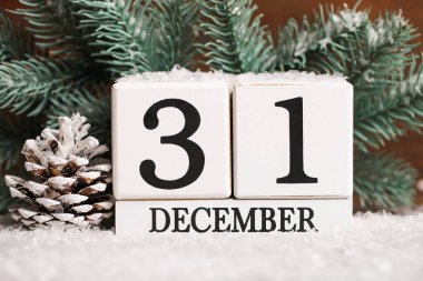 Kalıcı takvim ve bir kardaki köknar dalları. Noel dekoru. Ev dekorasyonu.