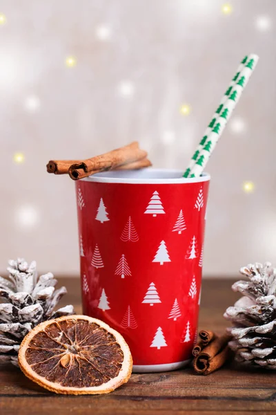 Rote Tasse Mit Heißgetränk Und Neujahrsdekor Auf Braunem Holzhintergrund — Stockfoto