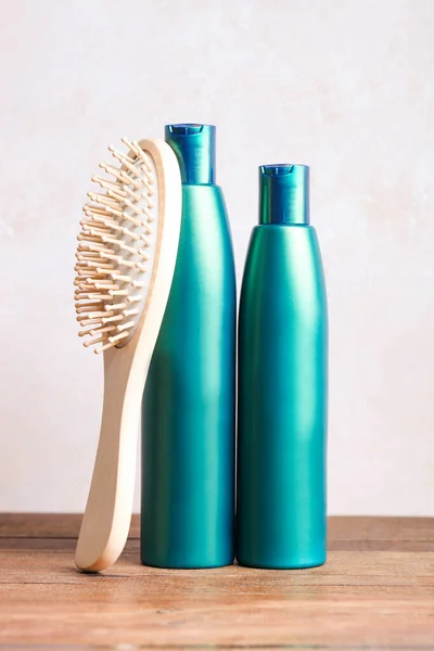 Haarverzorgingsproducten Haarborstel Een Bruine Achtergrond — Stockfoto