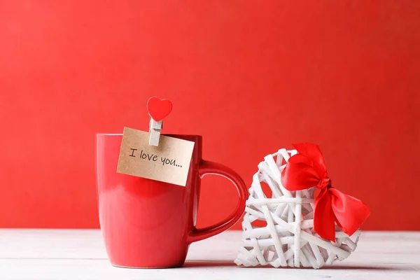 Liebesnote Auf Einer Tasse Und Ein Weidenherz Auf Rotem Hintergrund — Stockfoto