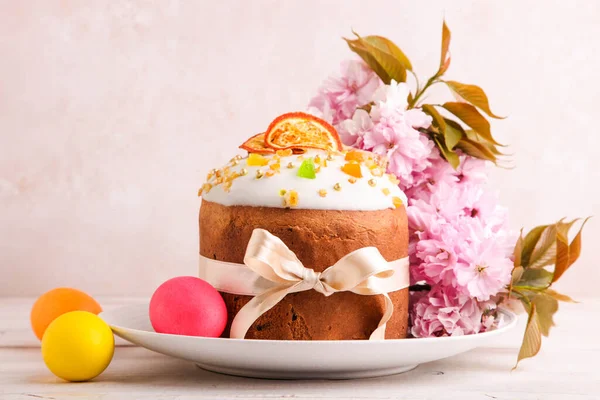 Pastel Pascua Con Ramo Flores Rosadas Sobre Fondo Madera Blanco — Foto de Stock