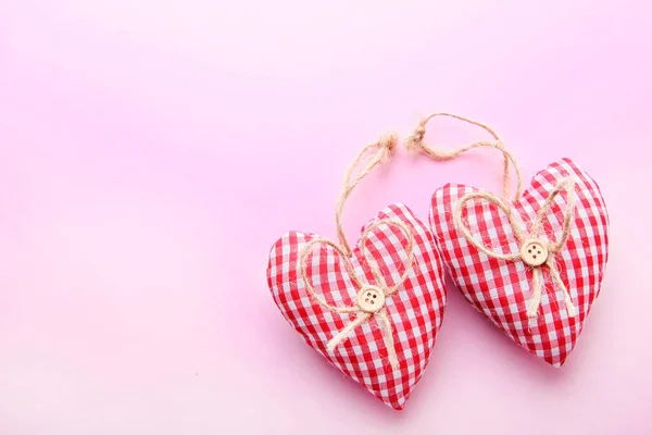 Δύο Κόκκινες Καρδιές Χειροποίητες Από Ύφασμα Ροζ Φόντο Ημέρα Του — Φωτογραφία Αρχείου