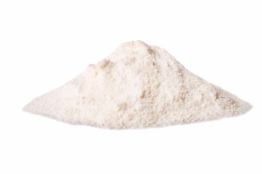 Beyaz arkaplanda izole edilmiş beyaz protein tozu yığını.