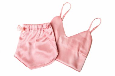 Pembe saten kadın geceliği beyaz arka planda izole edilmiş.