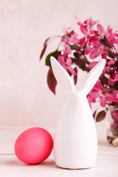 Figura Conejito Pascua Junto Huevo Pintado Ramo Flores Color Rosa — Foto de Stock