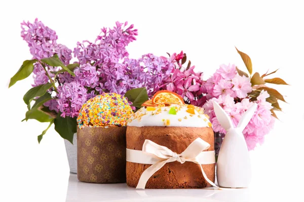 Pastel Pascua Con Ramo Flores Lila Rosa Aisladas Sobre Fondo — Foto de Stock