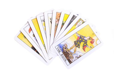 İzole edilmiş beyaz arkaplanda bir tarot kartı destesi.