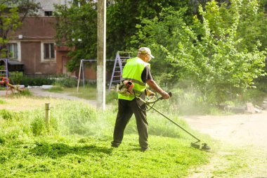 Fırçalı çim biçme makinesi. Çim biçme.