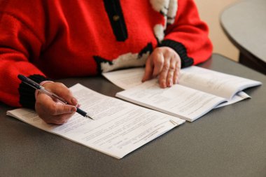 Kadın belgeleri inceliyor. Kontrat imzalıyorum. İş konsepti