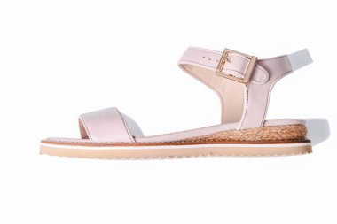 Deri bej kadın sandaletleri beyaz arka planda izole edilmiş.. 