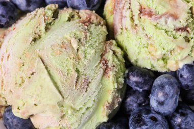 Karamelli ve yaban mersinli şam fıstıklı dondurma. Arkaplan