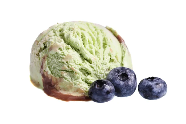 배경에 캐러멜 블루베리를 곁들인 피스타치오 아이스크림 — 스톡 사진