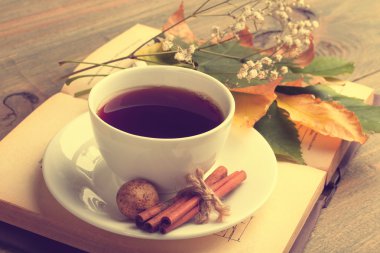 bir fincan çay ve bir kitap