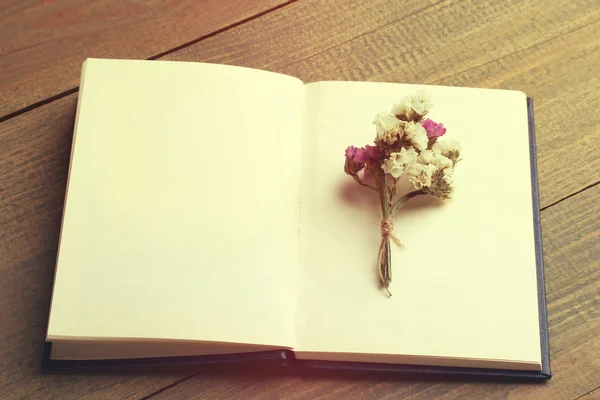 Flores secas y libro —  Fotos de Stock