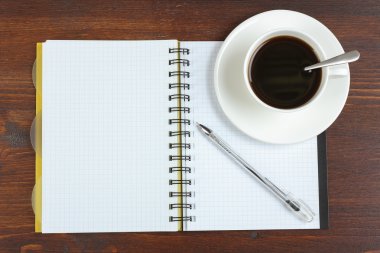 defter ve kahve.