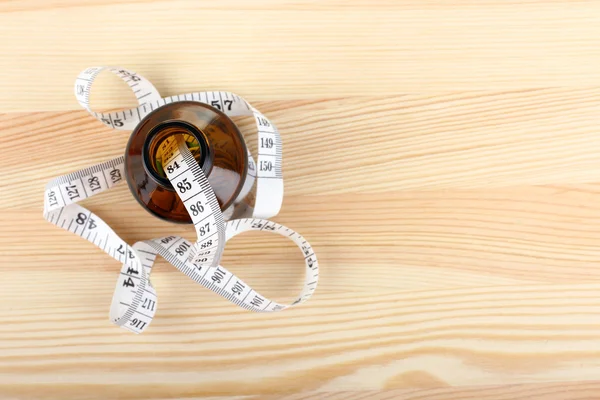 Dieta, pílulas de dieta com fita métrica — Fotografia de Stock