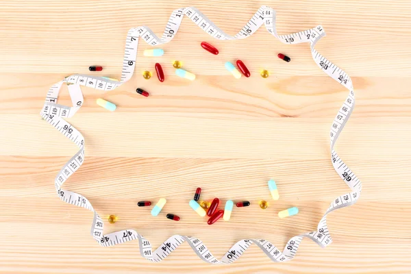 Dieta, fita métrica em torno do comprimido — Fotografia de Stock