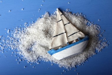 Tekne deniz tuzu üzerinde yalan