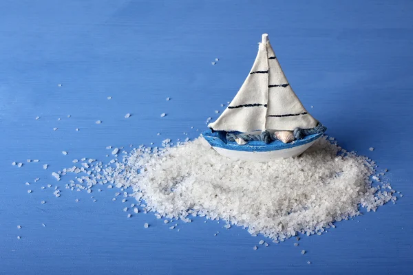 Sal de mar y el barco de juguete — Foto de Stock