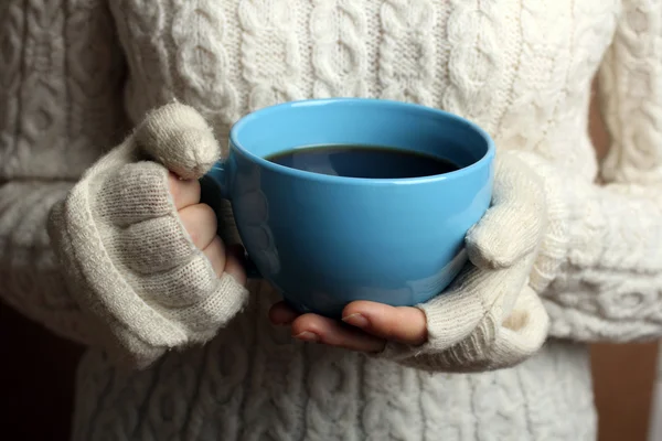 sıcak kahve Kupası elinde