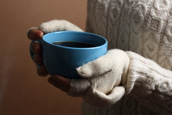 Gorąca kawa w Puchar w ręce — Zdjęcie stockowe