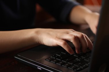 Bir dizüstü bilgisayar çalışma kız