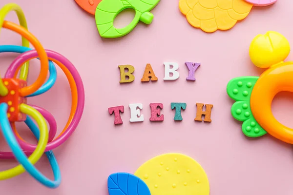 Dzieciństwo Miłość Opieka Higiena Niemowlęta Słowo Zęby Dziecka Ułożone Kolorowych — Zdjęcie stockowe