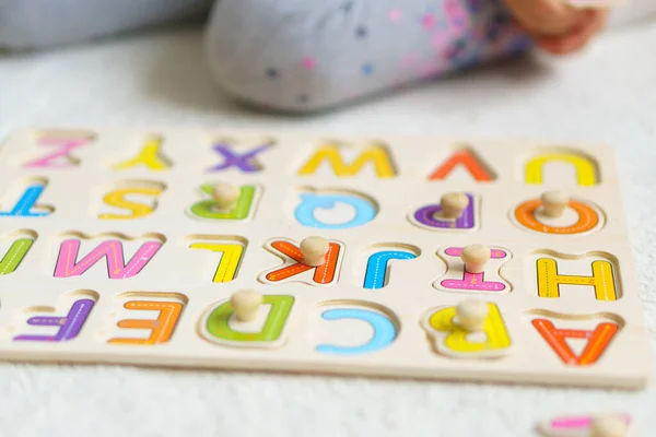 준비중이야 아이를 유치원의 아이들은 바닥에서 알파벳으로 퍼즐을 만듭니다 아이들을 알파벳알 — 스톡 사진