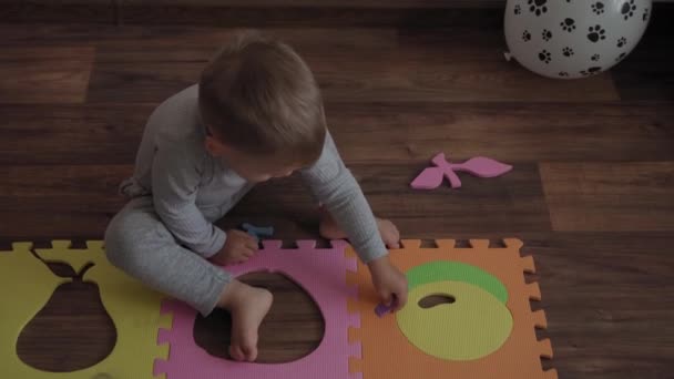 Kindheit Familie Dämmkonzept Gruppe Zwei Kleine Kinder Sammeln Weiche Puzzleteile — Stockvideo