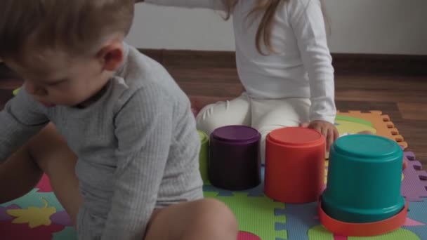 Kindheit Familie Isolationskonzept Zwei Kleine Vorschulkinder Spielen Puzzlespiele Auf Braunem — Stockvideo