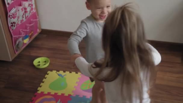 Kindheit Familie Isolationskonzepte Zwei Kleine Mädchen Und Jungen Vorschulalter Die — Stockvideo